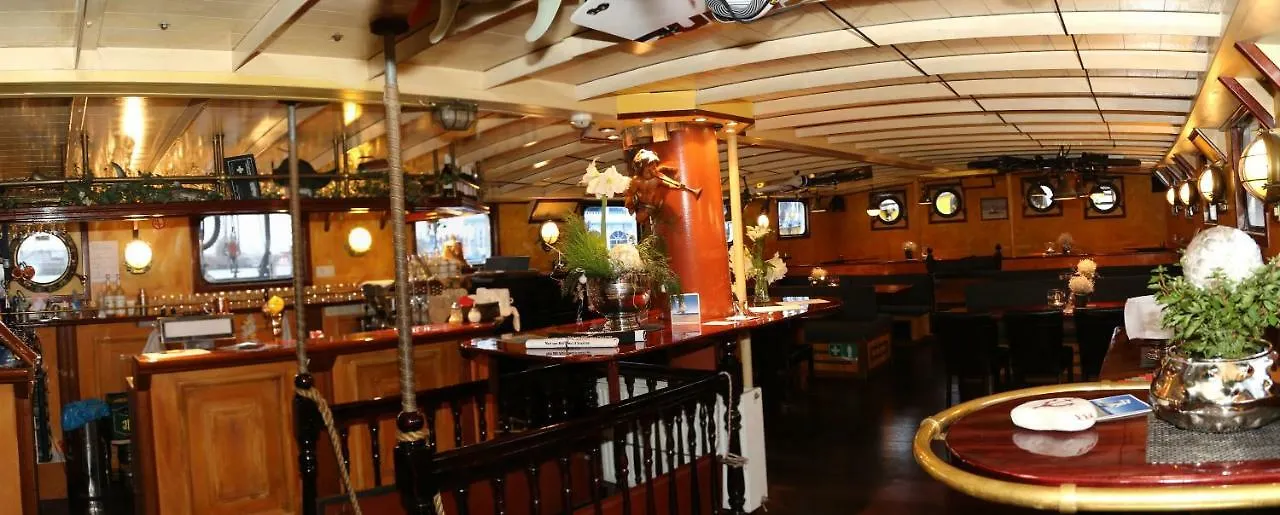 Hotel Segelschiff J.R. Tolkien Hamburg Botel