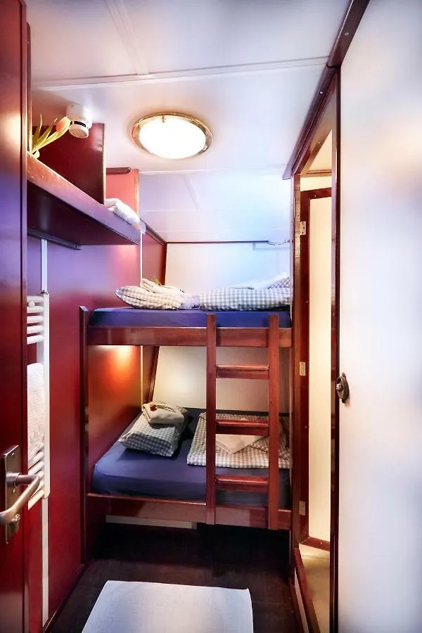 Botel Hotel Segelschiff J.R. Tolkien Hamburg